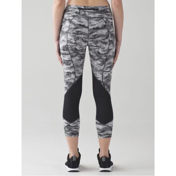 Lululemon Pace Rival Crop Tights 22” Luxtreme Hazy Days Black White sz 6 / S - Picture 6 of 15